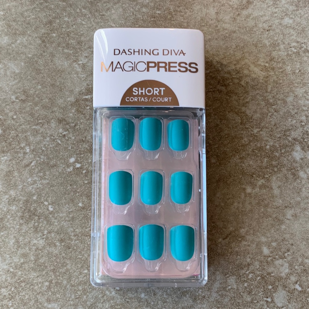 NEW Dashing Diva Press-on Nails Cotton Candy Blue